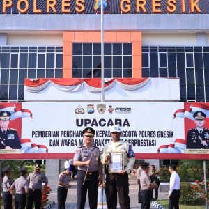 Polres Gresik Beri Reward kepada Personel Berprestasi dan Warga, Perkuat Sinergi Pamswakarsa
