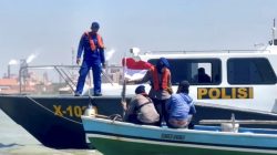 Bendera Merah Putih Berkibar di Perairan Gresik, Satpolairud Pasang Bendera ke Perahu Nelayan