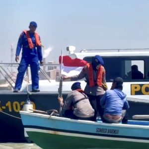 Bendera Merah Putih Berkibar di Perairan Gresik, Satpolairud Pasang Bendera ke Perahu Nelayan