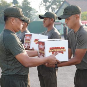 Bingkisan Kemerdekaan dari Danrem, Bentuk Kepedulian dan Penyemangat Prajurit Korem Bhaskara Jaya