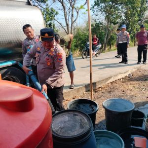 Polres Ponorogo Hadir Bawa Harapan Saat Kemarau Panjang, Salurkan 16 Ribu Liter Air Bersih untuk Warga Karangpatihan
