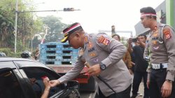 Jelang Hari Kemerdekaan, Polresta Tangerang Bagikan Bendera Merah Putih ke Pengendara