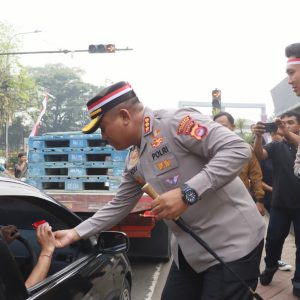 Jelang Hari Kemerdekaan, Polresta Tangerang Bagikan Bendera Merah Putih ke Pengendara