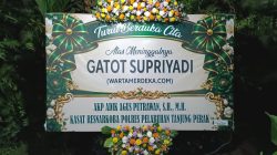 Kasat Narkoba Polres Pelabuhan Tanjung Perak Sampaikan Duka, Kirim Karangan Bunga untuk Wartawan Gatot Supriyadi