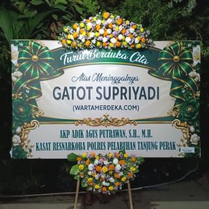 Kasat Narkoba Polres Pelabuhan Tanjung Perak Sampaikan Duka, Kirim Karangan Bunga untuk Wartawan Gatot Supriyadi