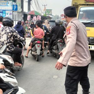 Antisipasi Kepadatan Akhir Pekan, Polsek Panongan Tempatkan Personel di Pasar Panongan