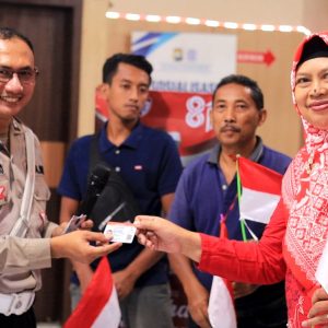 Kado Kemerdekaan dari Satlantas Polres Gresik, 17 Warga Kelahiran 17 Agustus Dapat SIM Gratis