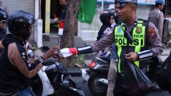 Ratusan Bendera Merah Putih Dibagikan Polres Gresik, Senyum Pengendara Warnai Simpang Empat Sentolang
