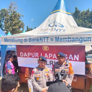 Pelayanan Makanan dan Evakuasi Korban Gempa oleh SAR Korbrimob Polri di Manggarai Timur