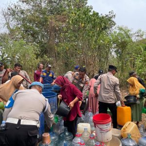 Kemarau Panjang, Polresta Tangerang Salurkan 10 Ribu Liter Air Bersih untuk 150 KK di Serdang Kulon