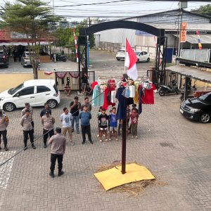 Panjat Pinang Anak-Anak Panongan, Belajar Perjuangan dan Kebersamaan di HUT RI ke-81